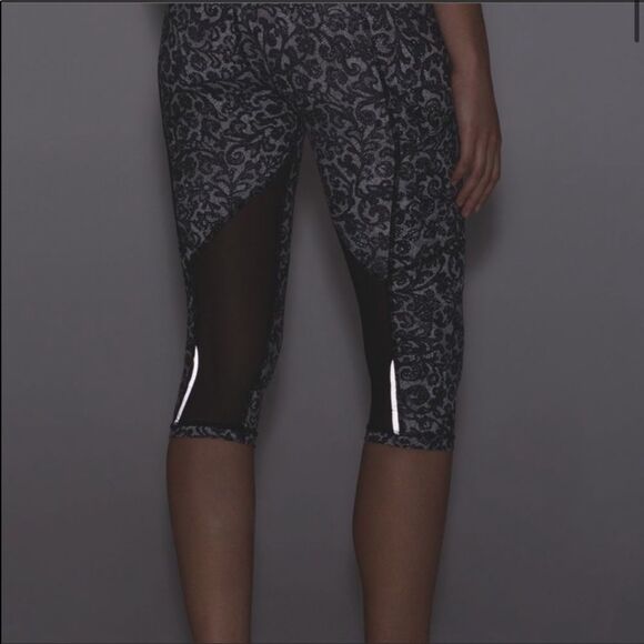 Lululemon Outrun 17" Crop Lace White Black - Picture 5 of 13